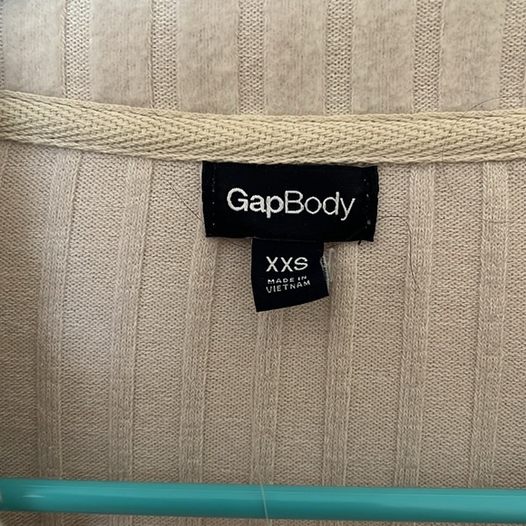 Fabulous off white cardigan, says XXS, but fits XS and S easily - Picture 2 of 4